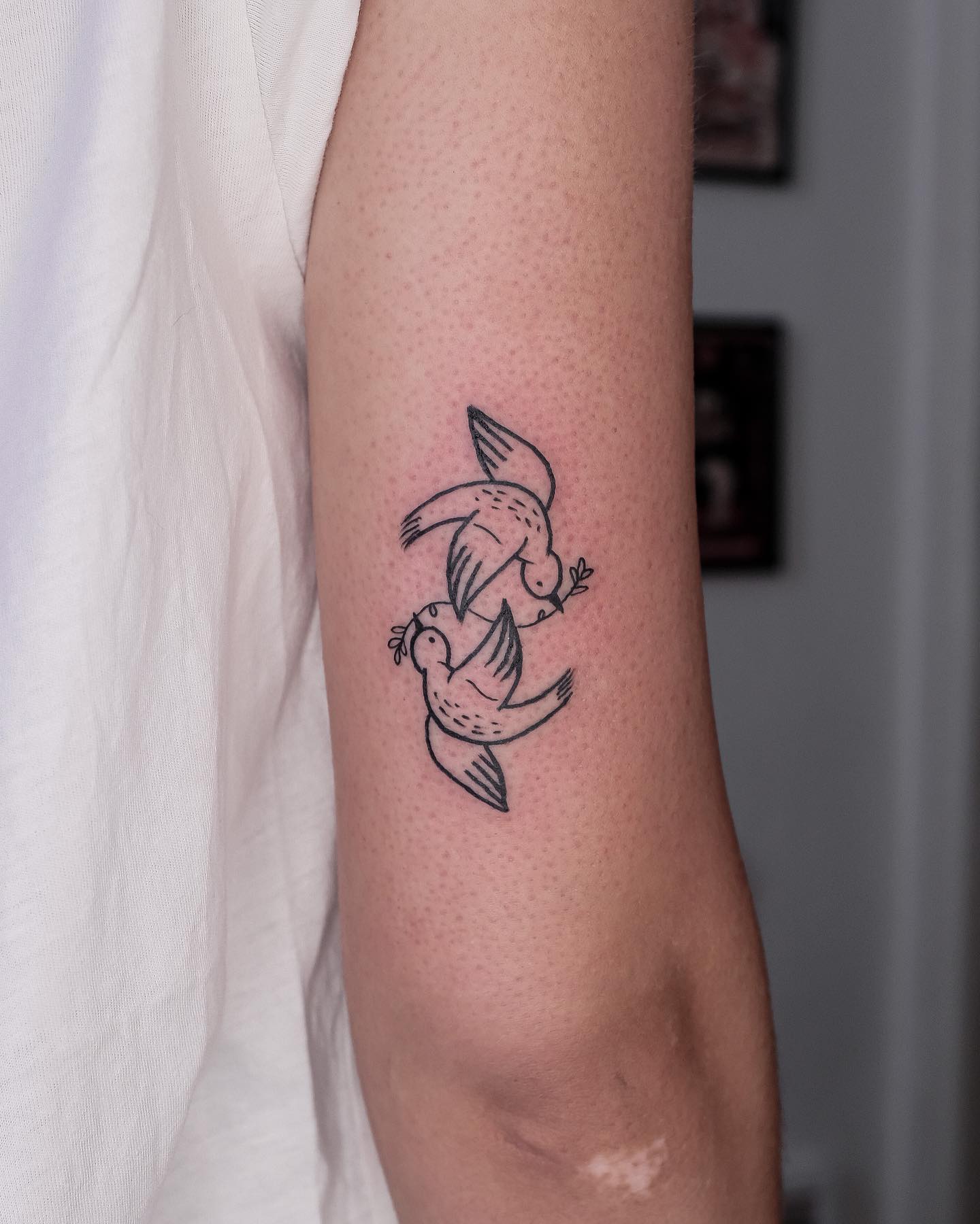 Geniales dos tatuajes de palomas.