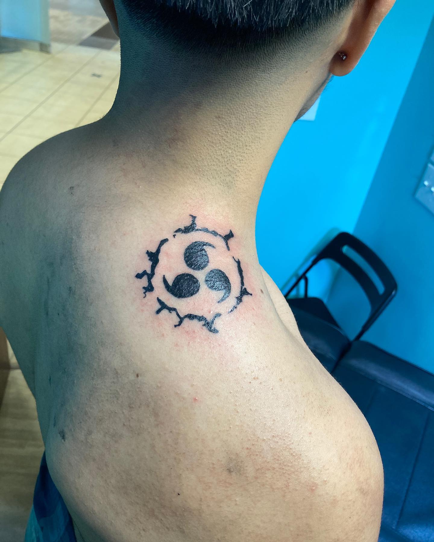 Pequeño tatuaje de marca de maldición