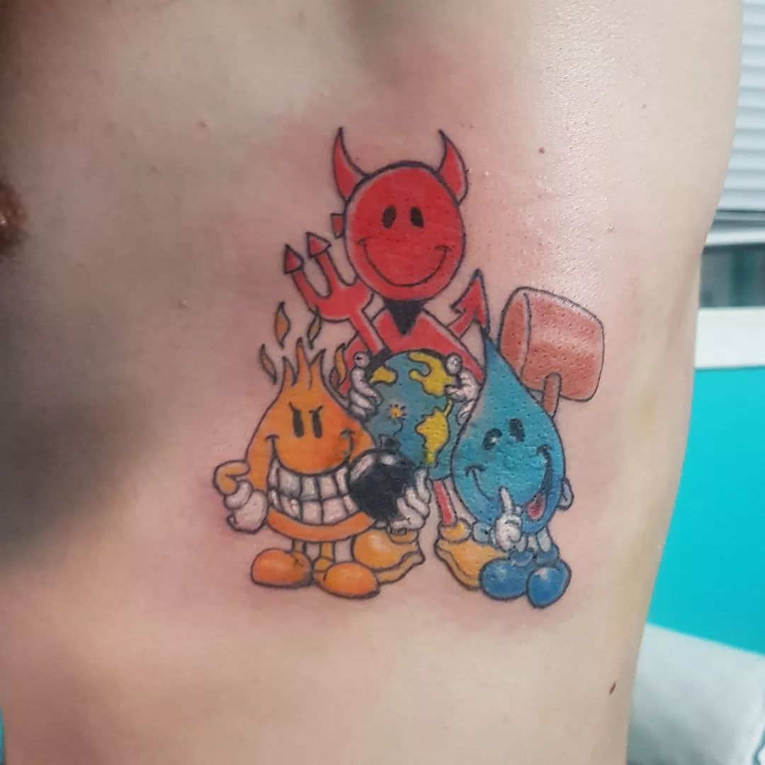 Tatuaje brillante y divertido en las costillas