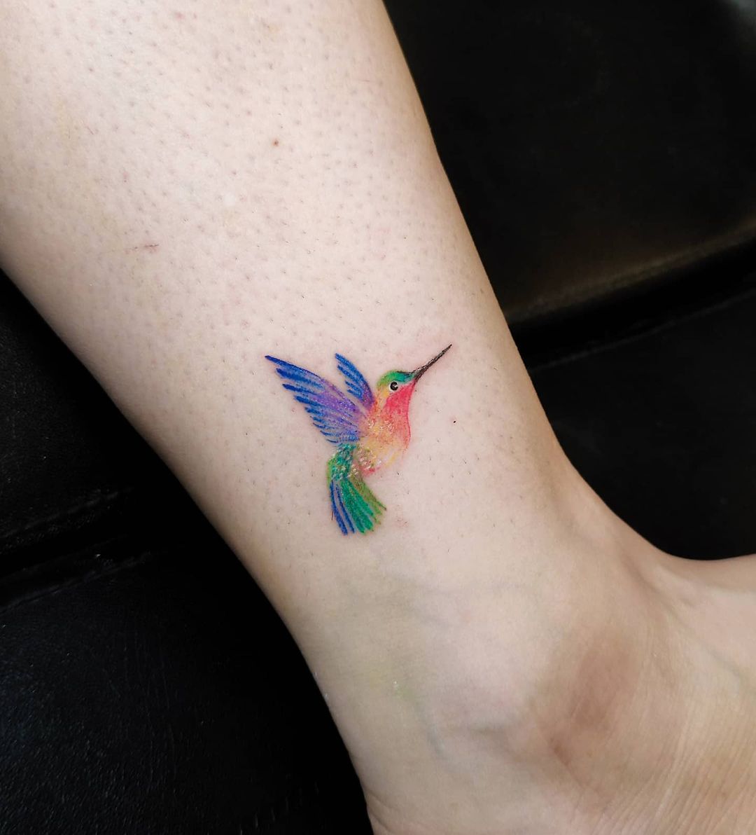 Tatuaje de Colibrí Brillante y Pequeño