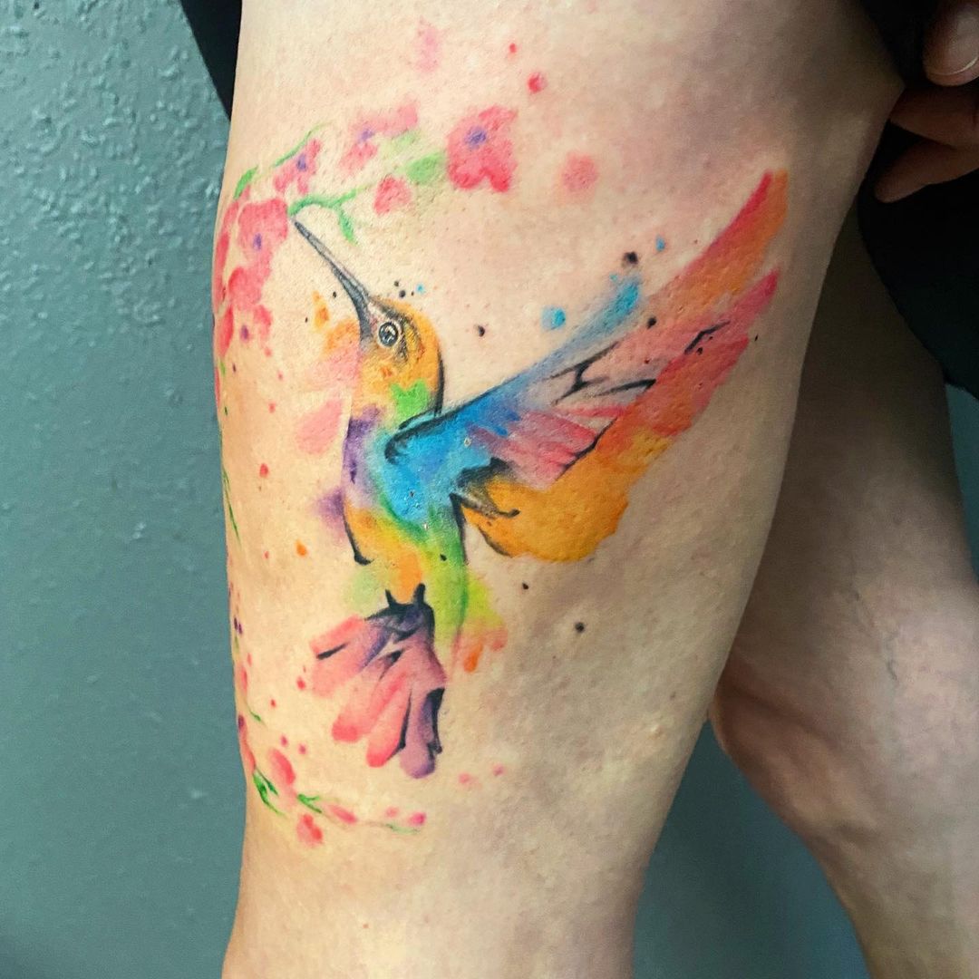Tatuaje de Colibrí con Muslo Grande.