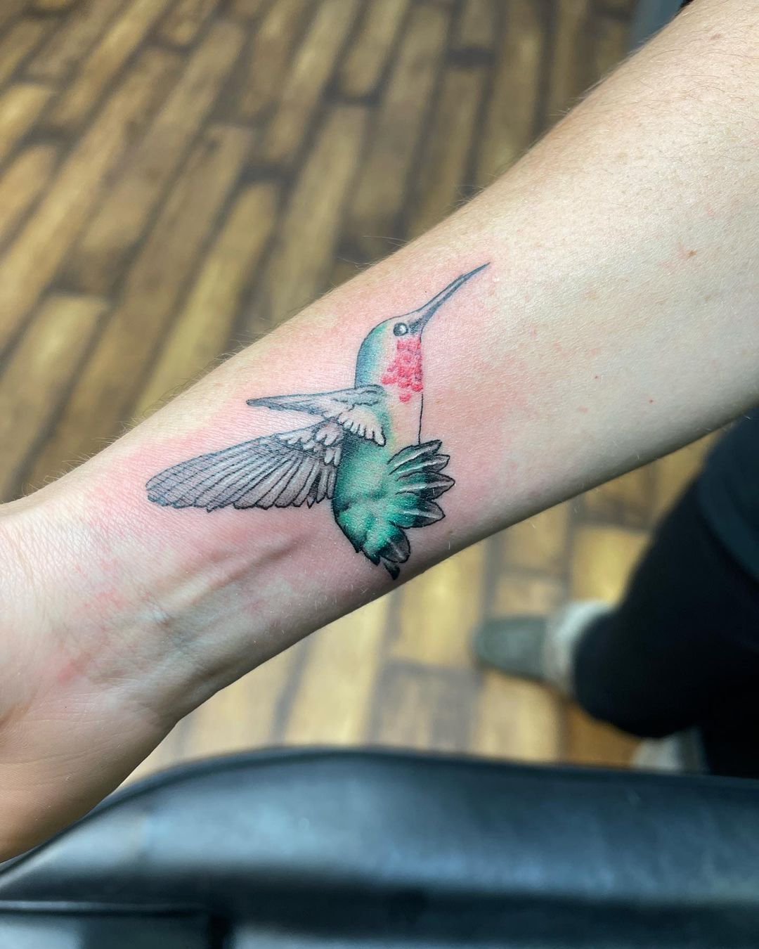 Tatuaje de Colibrí en la Muñeca