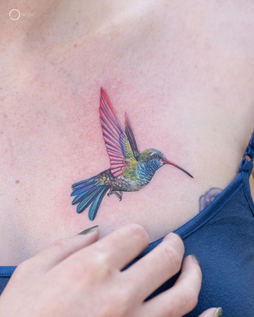 Tatuaje de Colibrí Pequeño en el Pecho