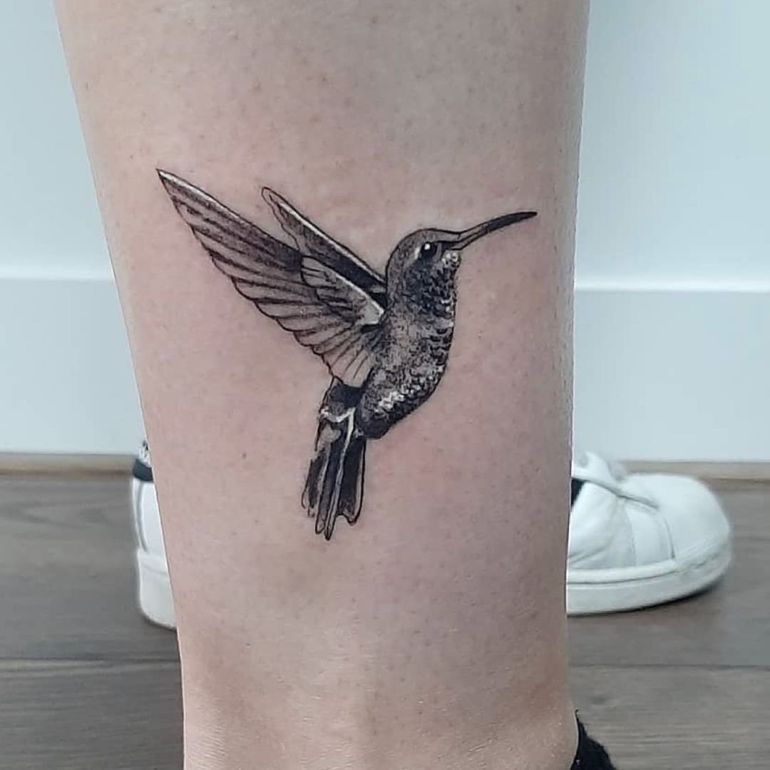 Tatuaje de Colibrí Zumbador en Tinta Negra en la Pierna