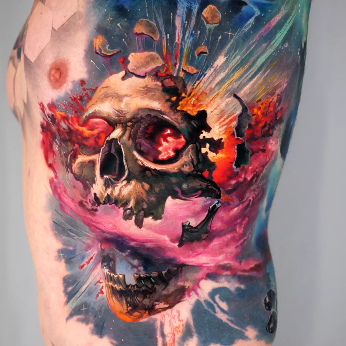 Tatuaje de costilla de cráneo colorido