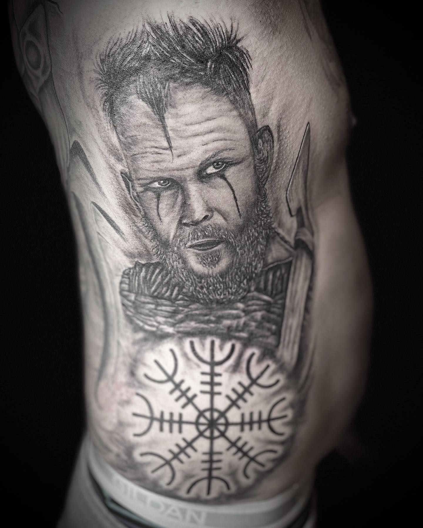 Tatuaje de costillas con retrato negro