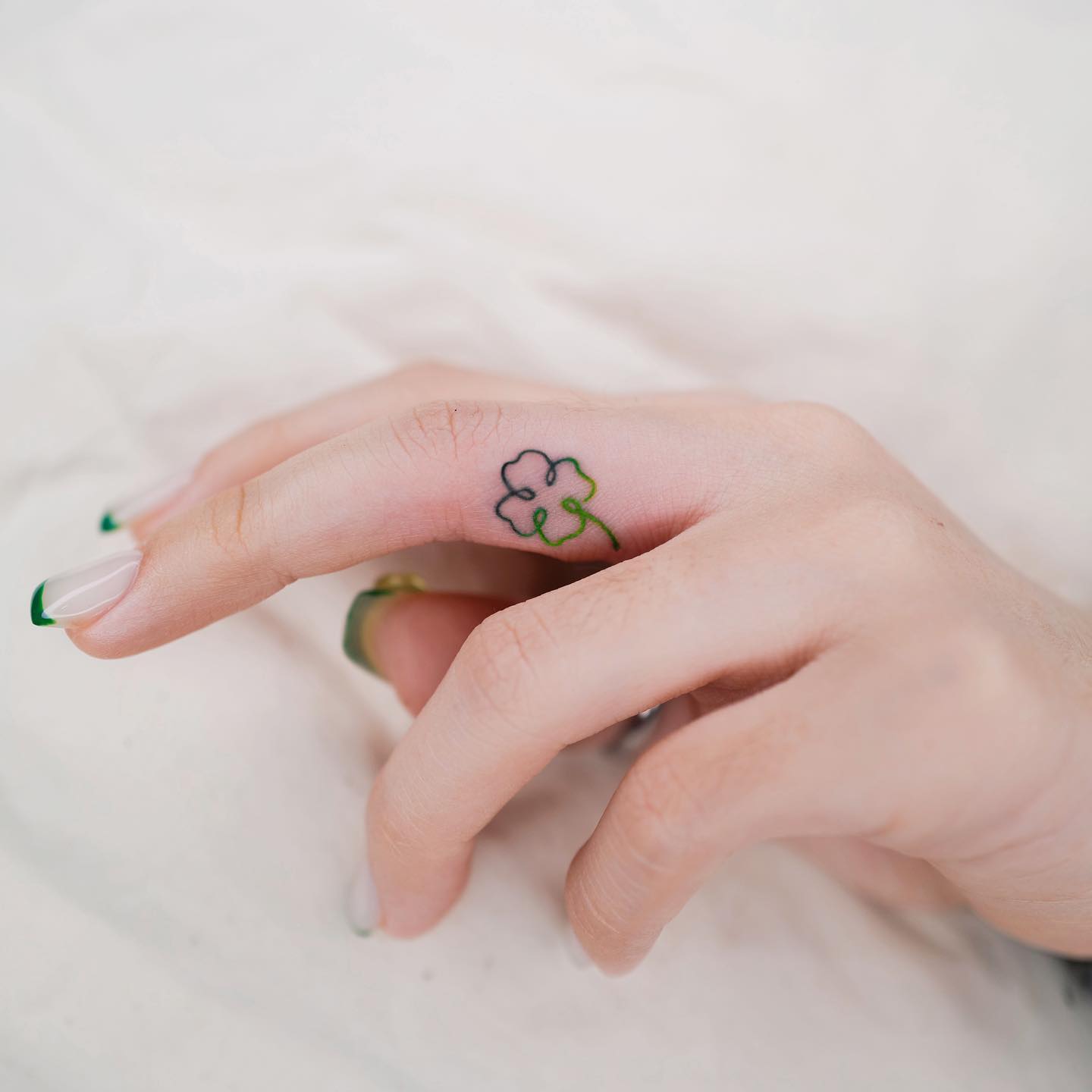 Tatuaje de Dedo Trébol