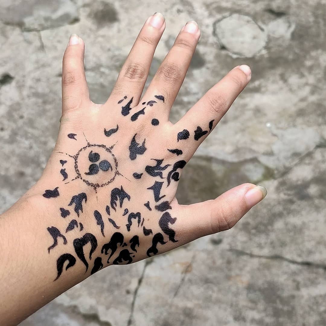Tatuaje de marca de maldición de palma.