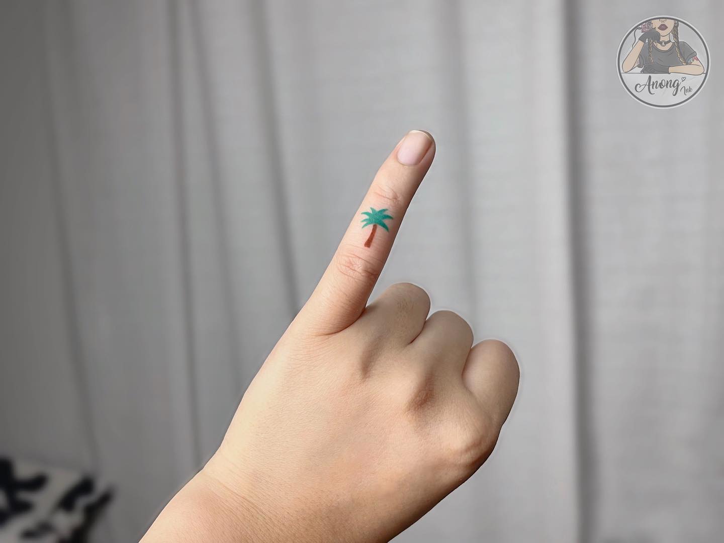 Tatuaje de palma en el dedo