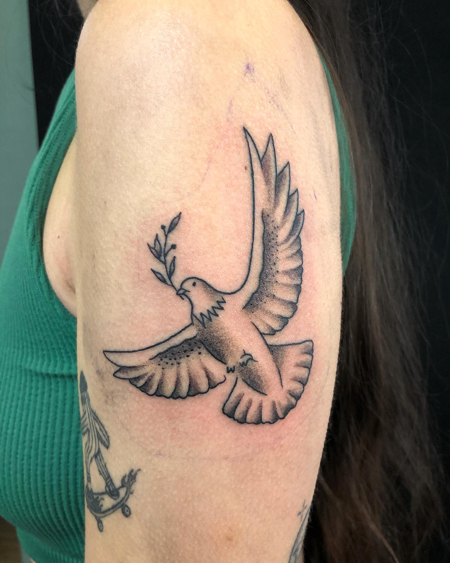 Tatuaje de Paloma con Hombro Grande