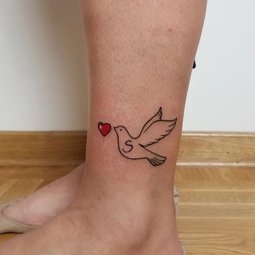 Tatuaje de Paloma en el Tobillo