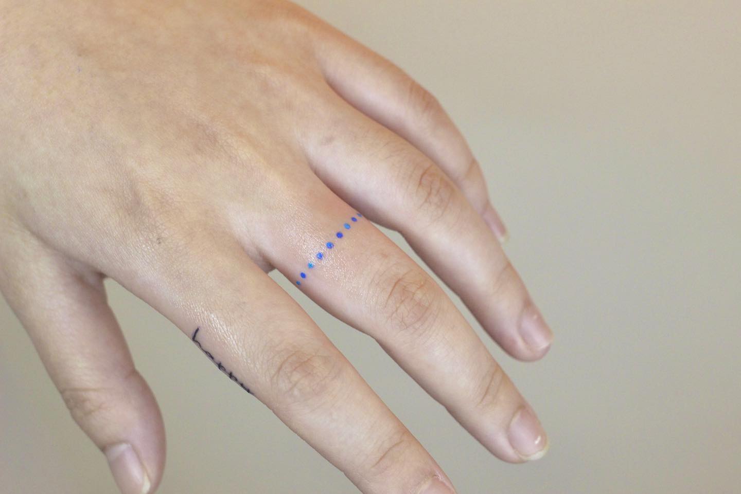 Tatuaje de Punto en el Dedo