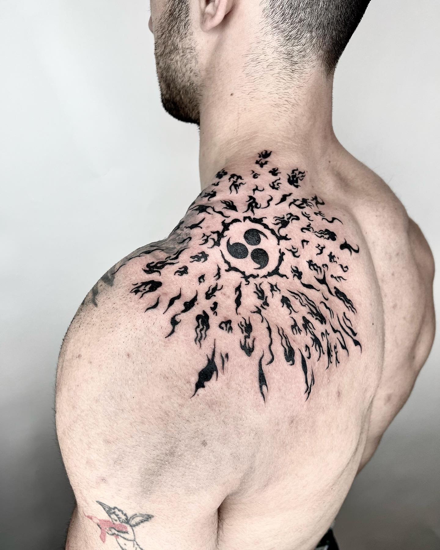 Tatuaje del sello maldito artístico.