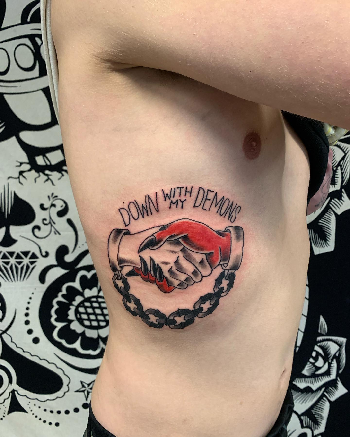 Tatuaje divertido de costilla para hombres