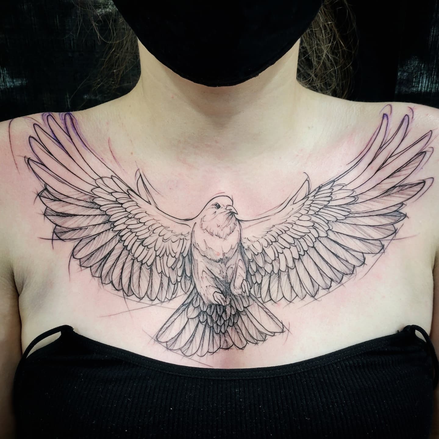 Tatuaje grande de Paloma en el Pecho.