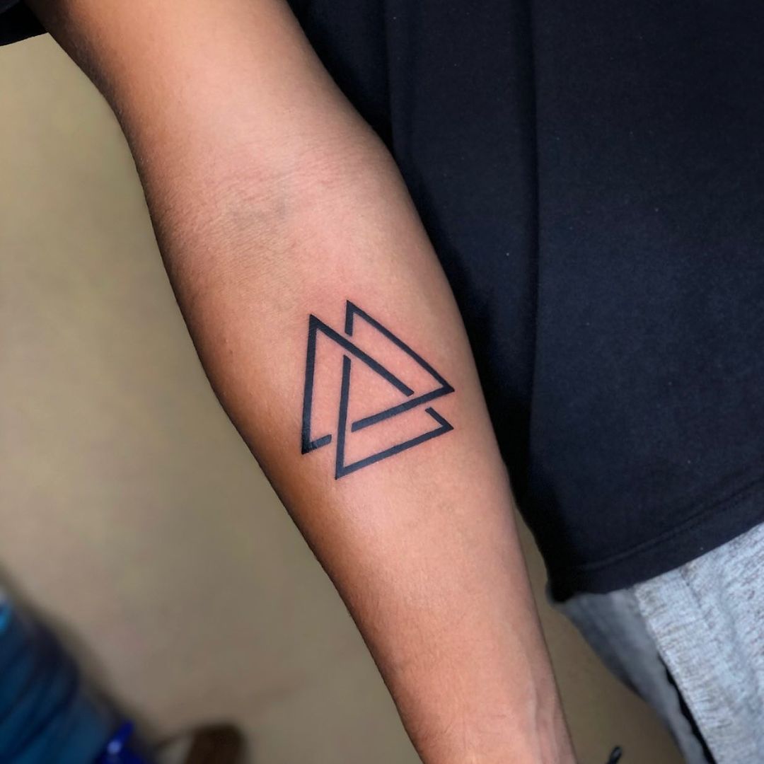 Bonito tatuaje Valknut tinta negra