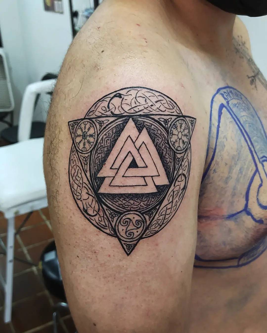 Diseño de hombro tatuajes Valknut