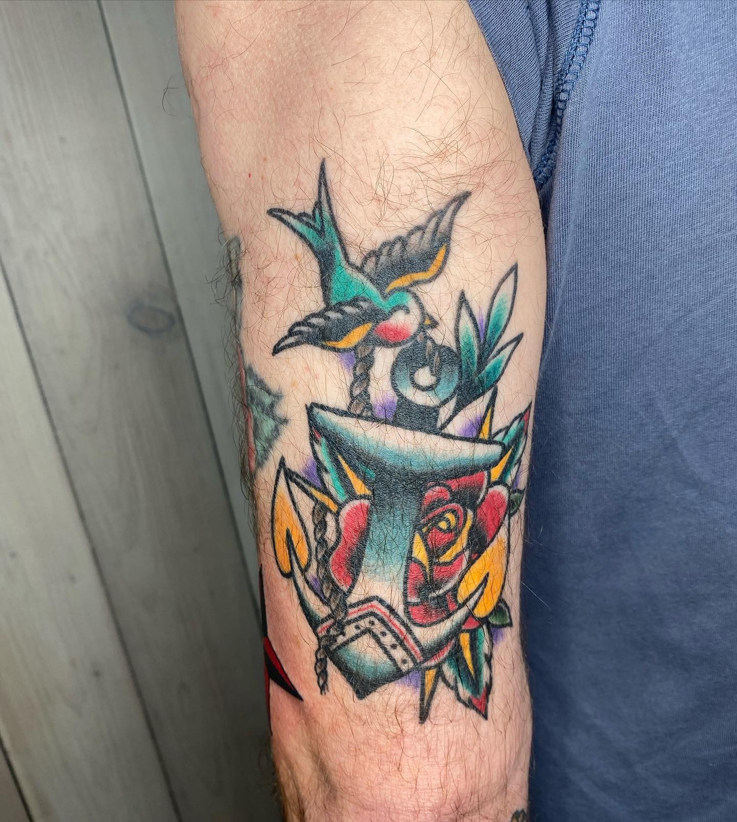 Diseño de tatuaje de ancla en el brazo.