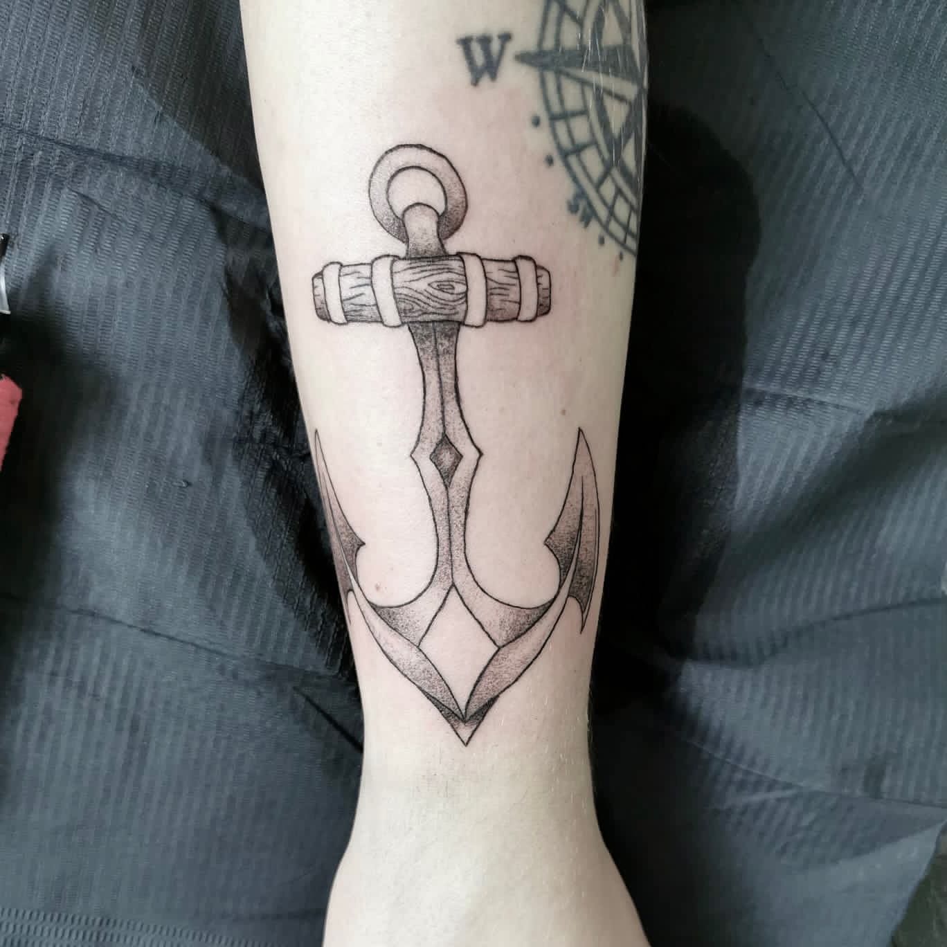 Diseño de tatuaje de ancla tinta negra.