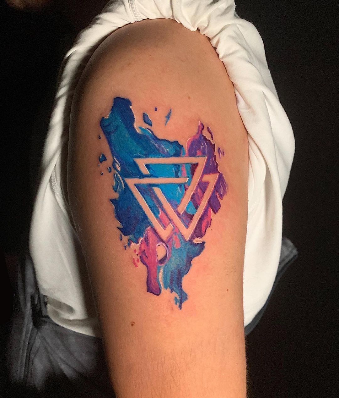 Gran tatuaje Valknut de hombro azul.