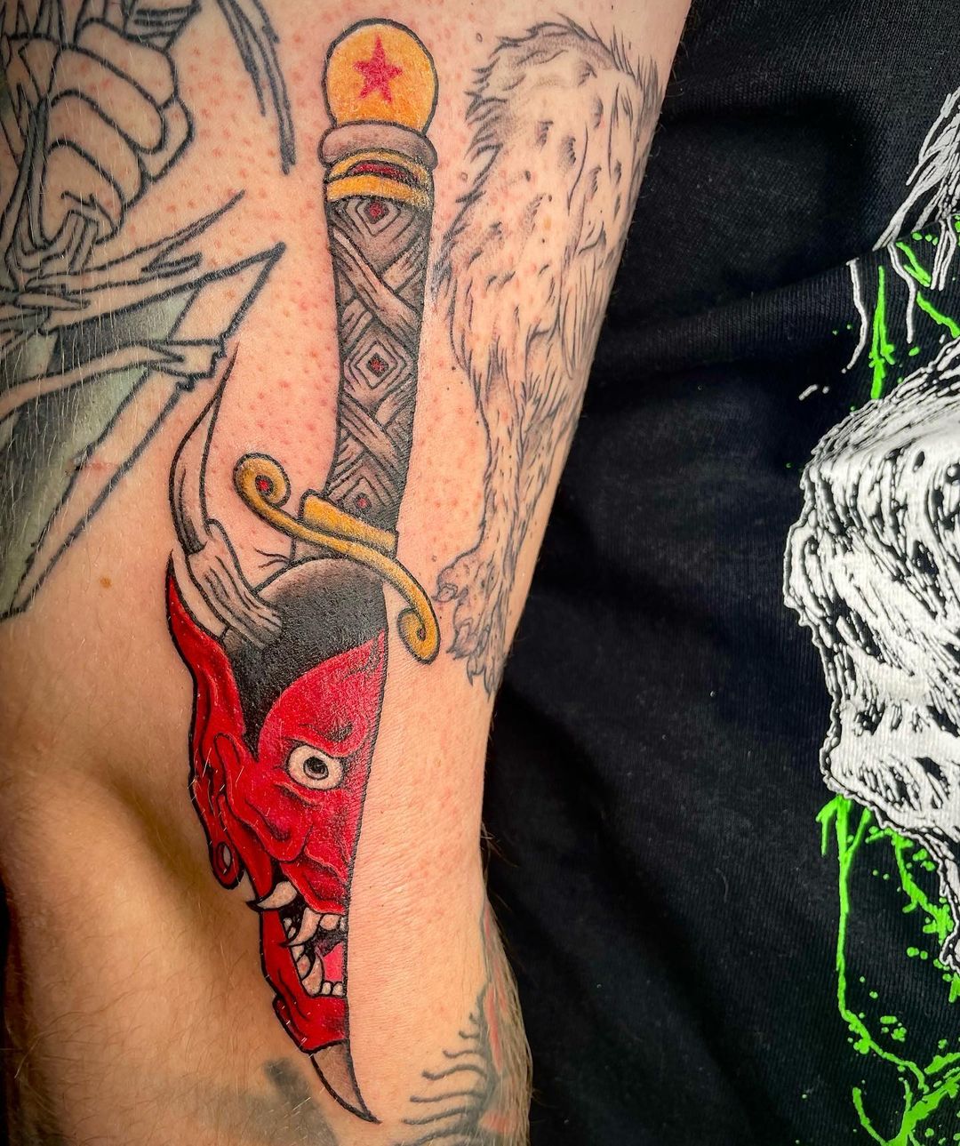 Máscara de Oni, Daga, Tatuaje.