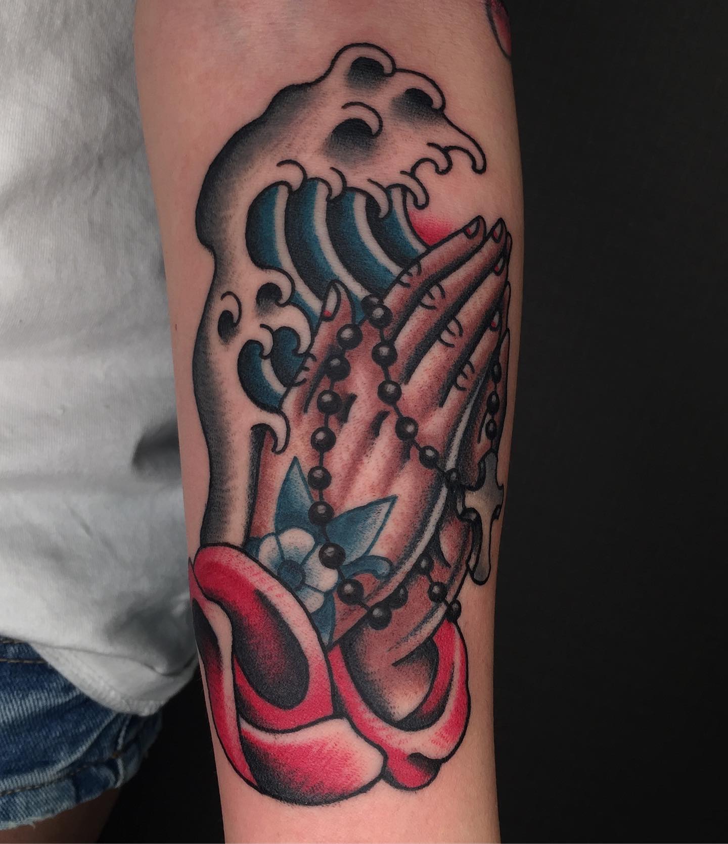 Olas y Tatuaje de Manos Rezando