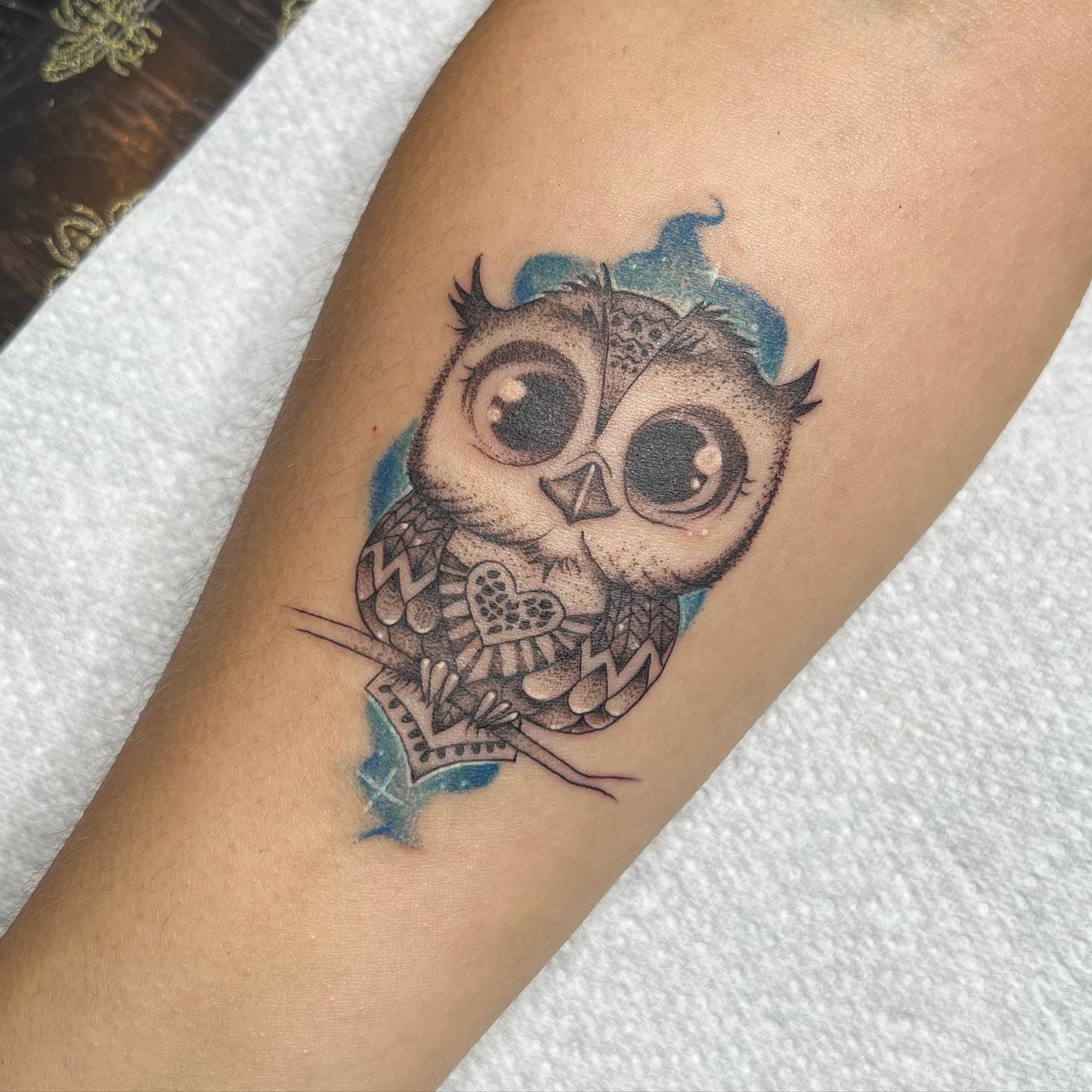 Pequeño tatuaje de búho azul
