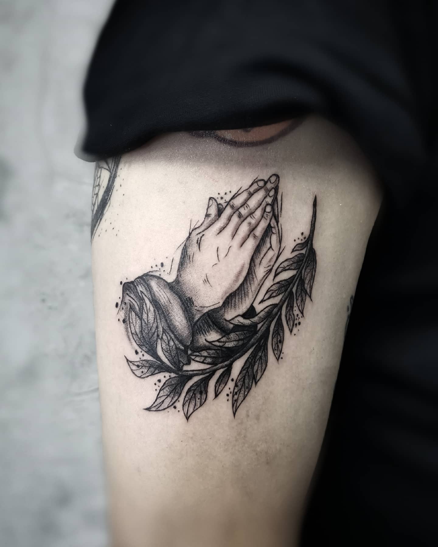 Pequeño tatuaje de manos rezando.