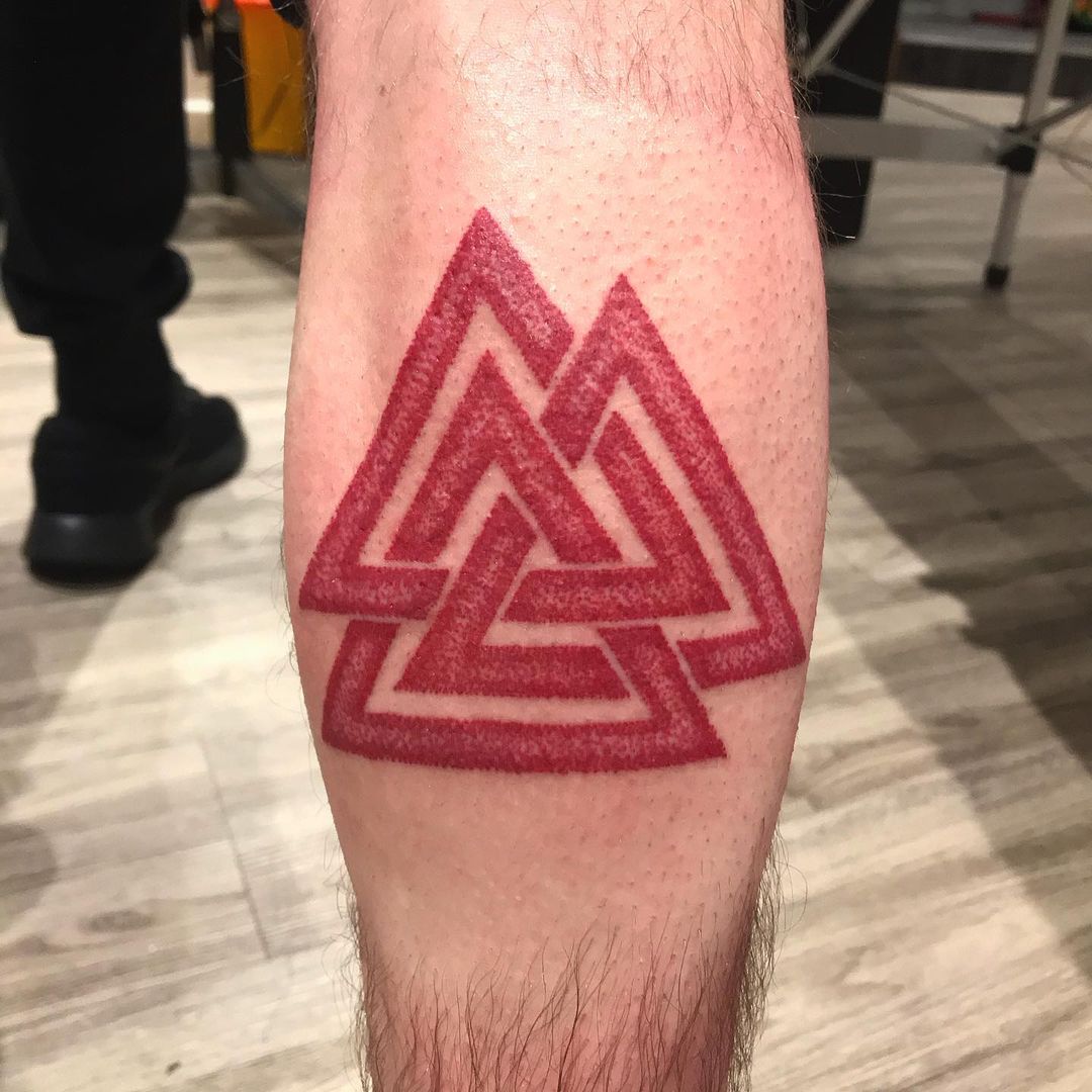 Tatuaje brillante de Valknut rojo