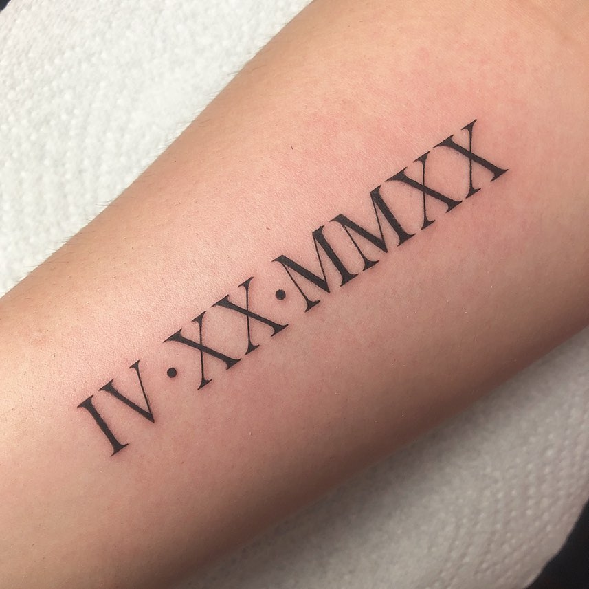 Tatuaje con Número Romano Diseño Limpio
