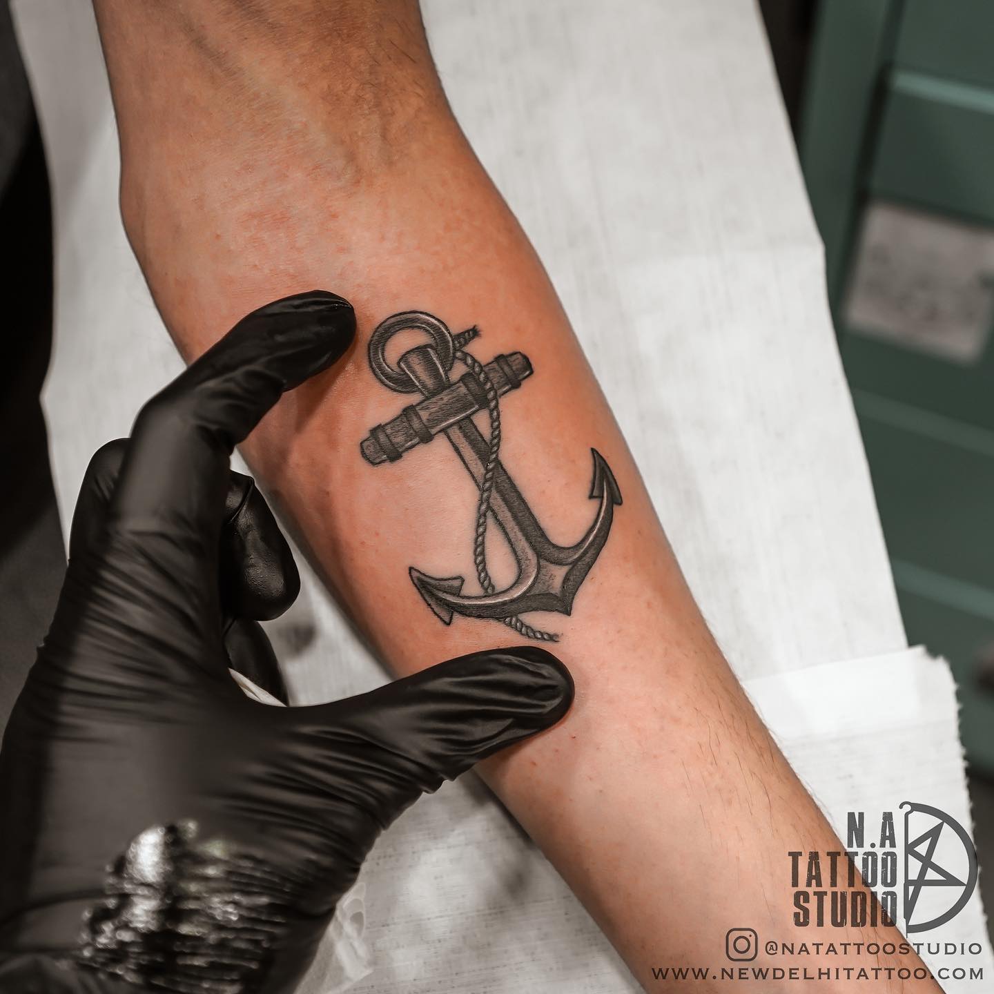 Tatuaje de Ancla en el Antebrazo.