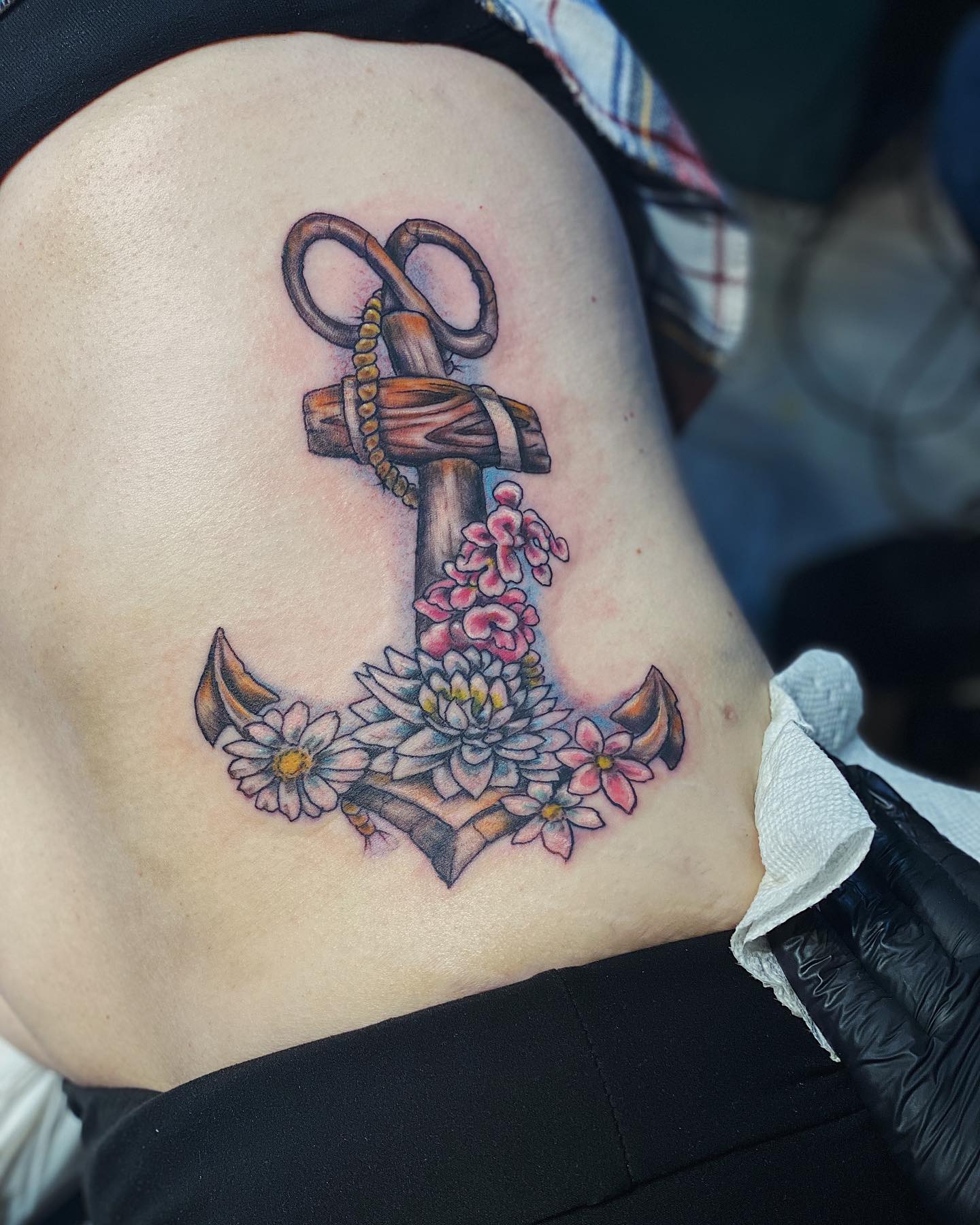 Tatuaje de ancla en el estómago.