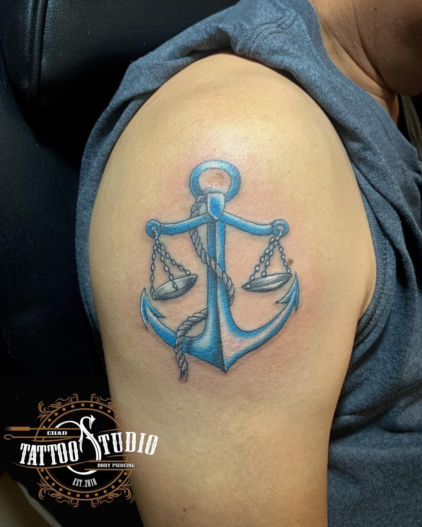 Tatuaje de ancla en el hombro