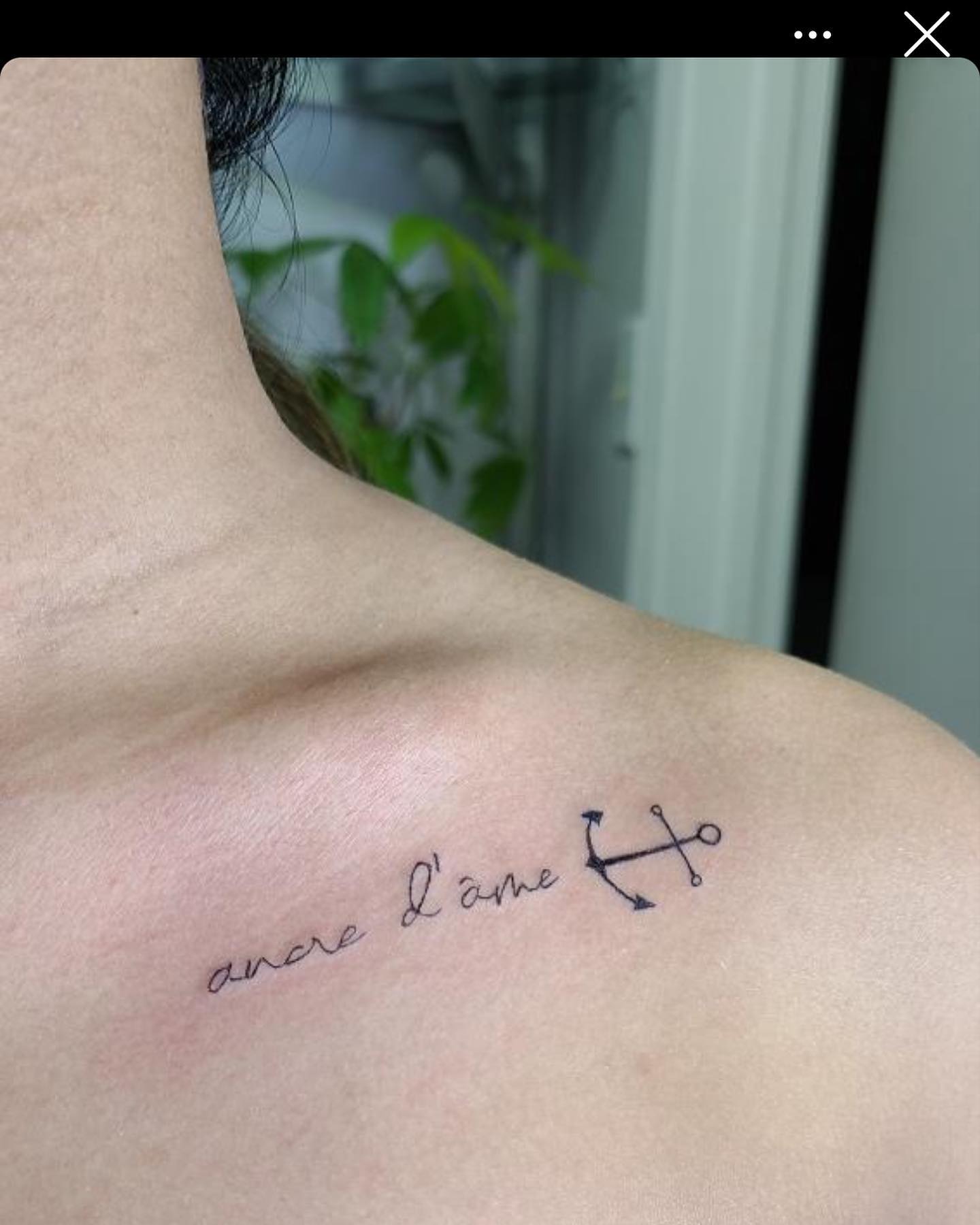 Tatuaje de ancla en la clavícula
