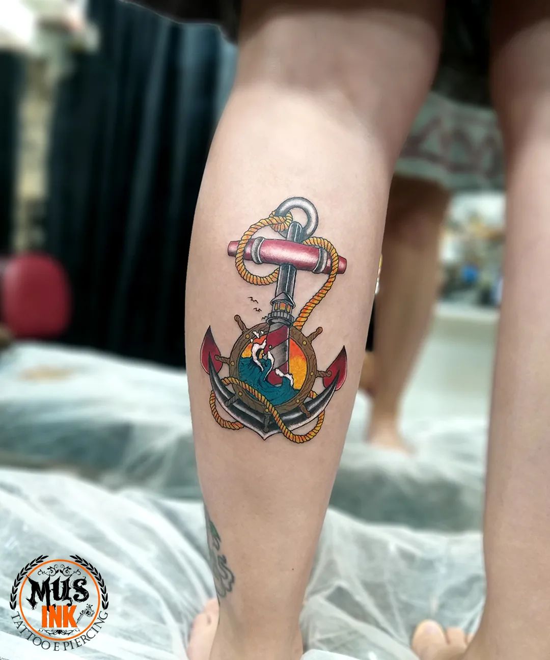 Tatuaje de ancla en la pantorrilla.
