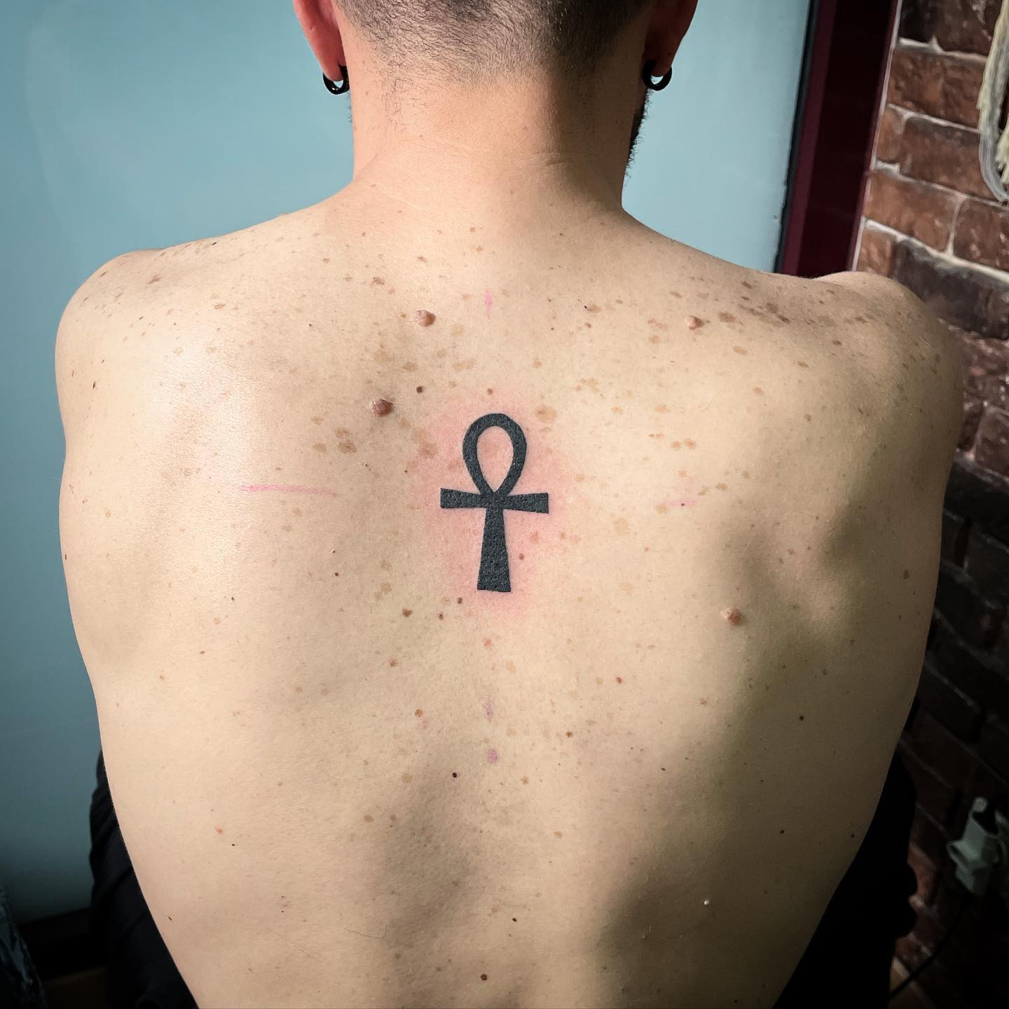 Tatuaje de ankh en el antebrazo.