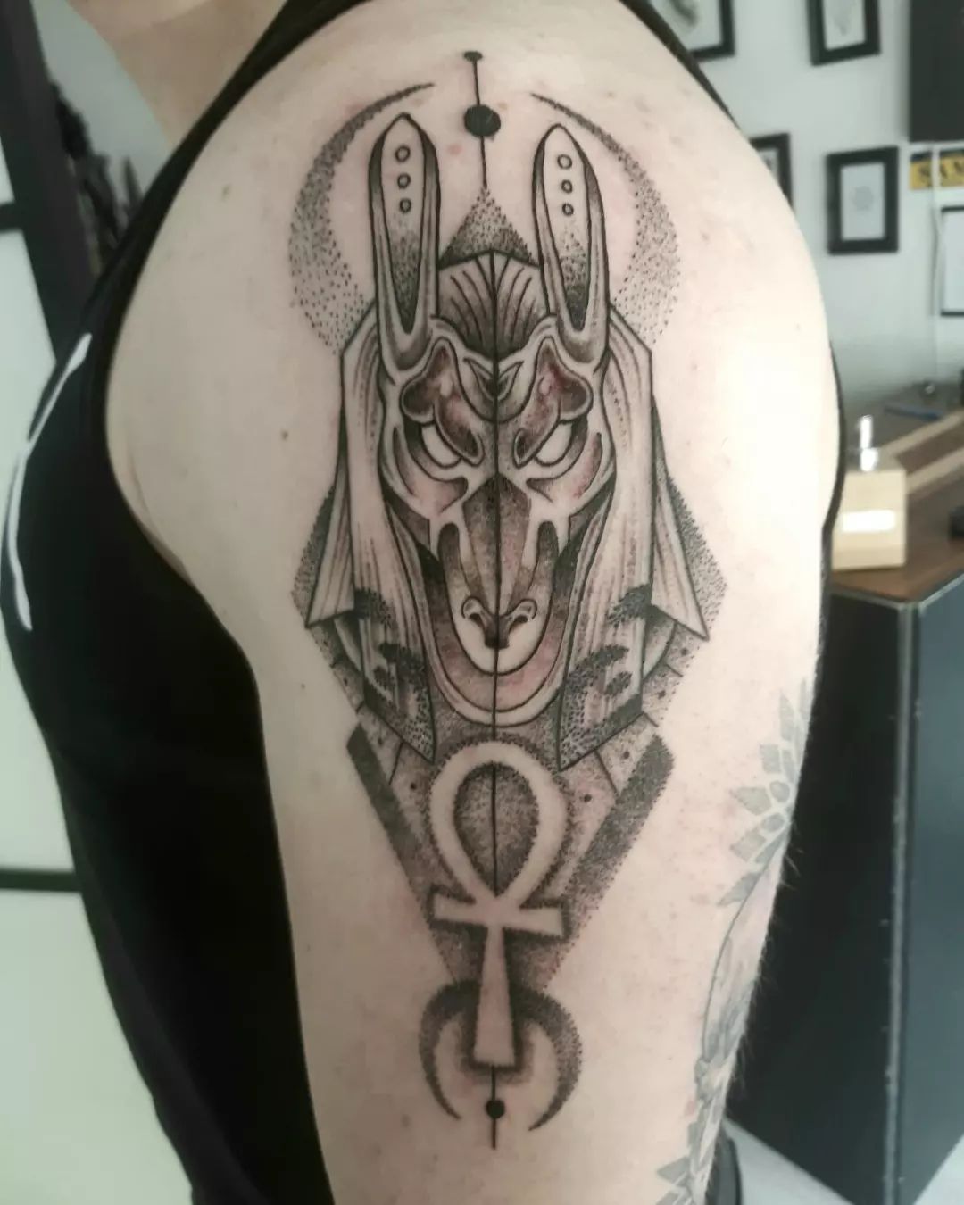 Tatuaje de Ankh en el dedo