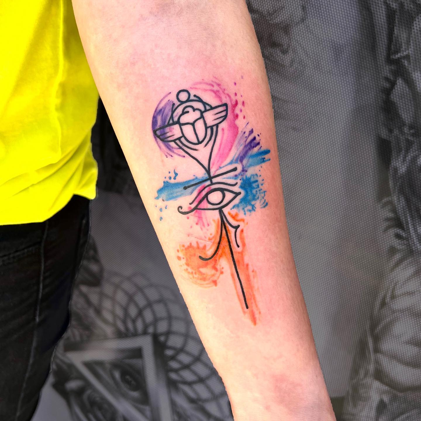 Tatuaje de Ankh en los dedos.