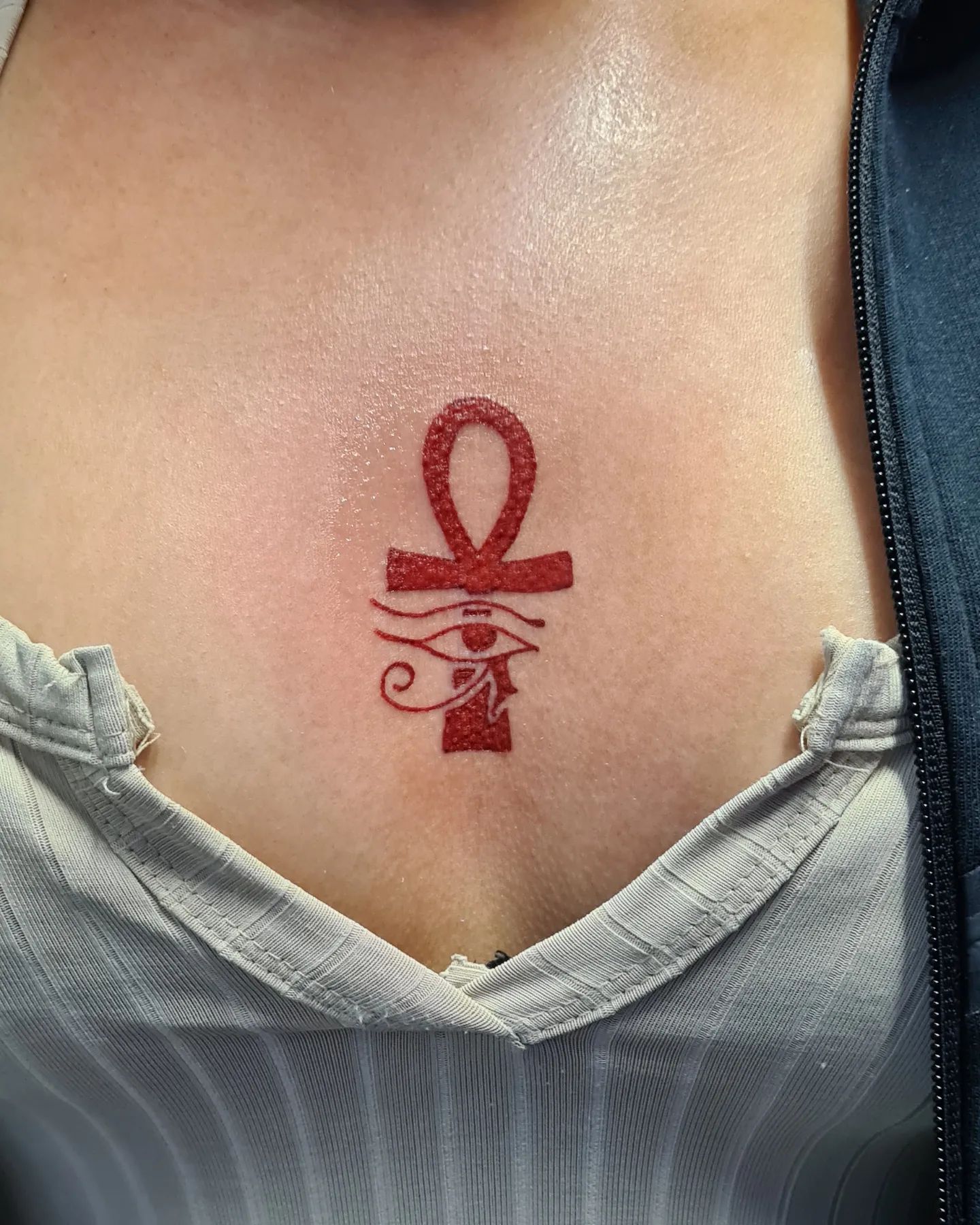 Tatuaje de Ankh Loud y Vibrante
