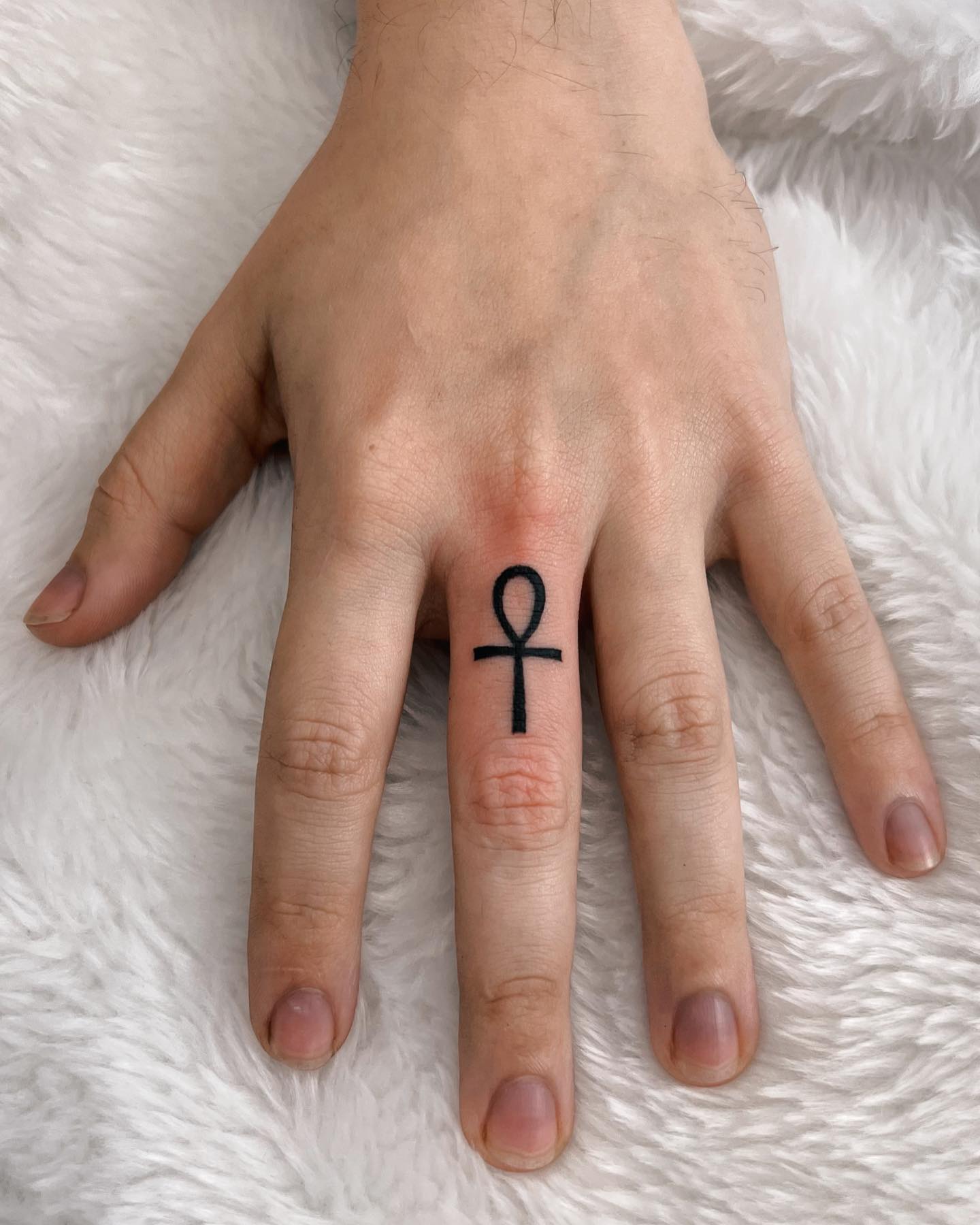 Tatuaje de Ankh Negro en el Brazo.