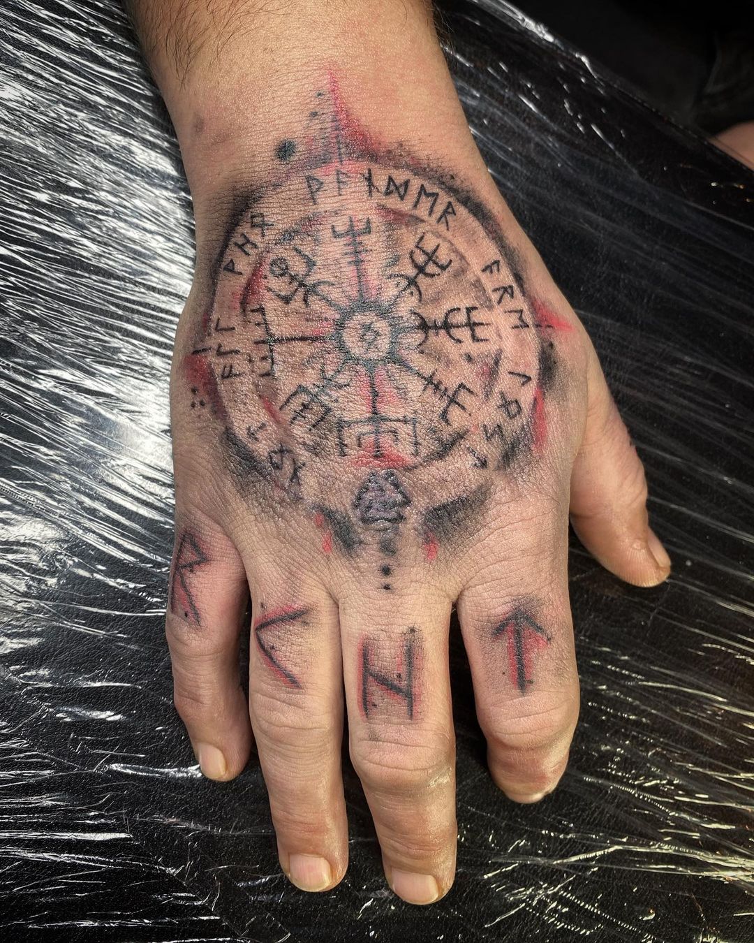 Tatuaje de brazo con impresión de Valknut.