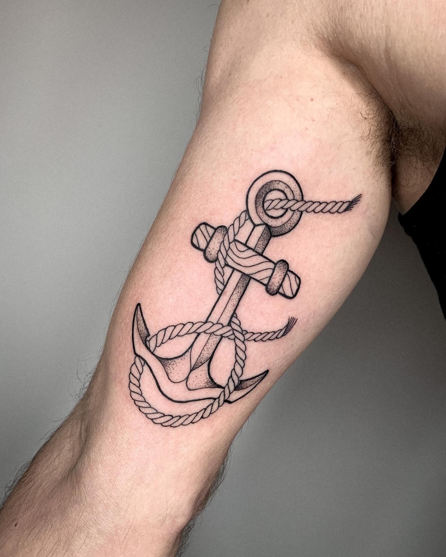 Tatuaje de brazo para hombres con impresión de ancla