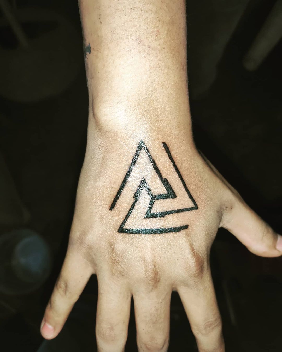 Tatuaje de brazo pequeño y sencillo.