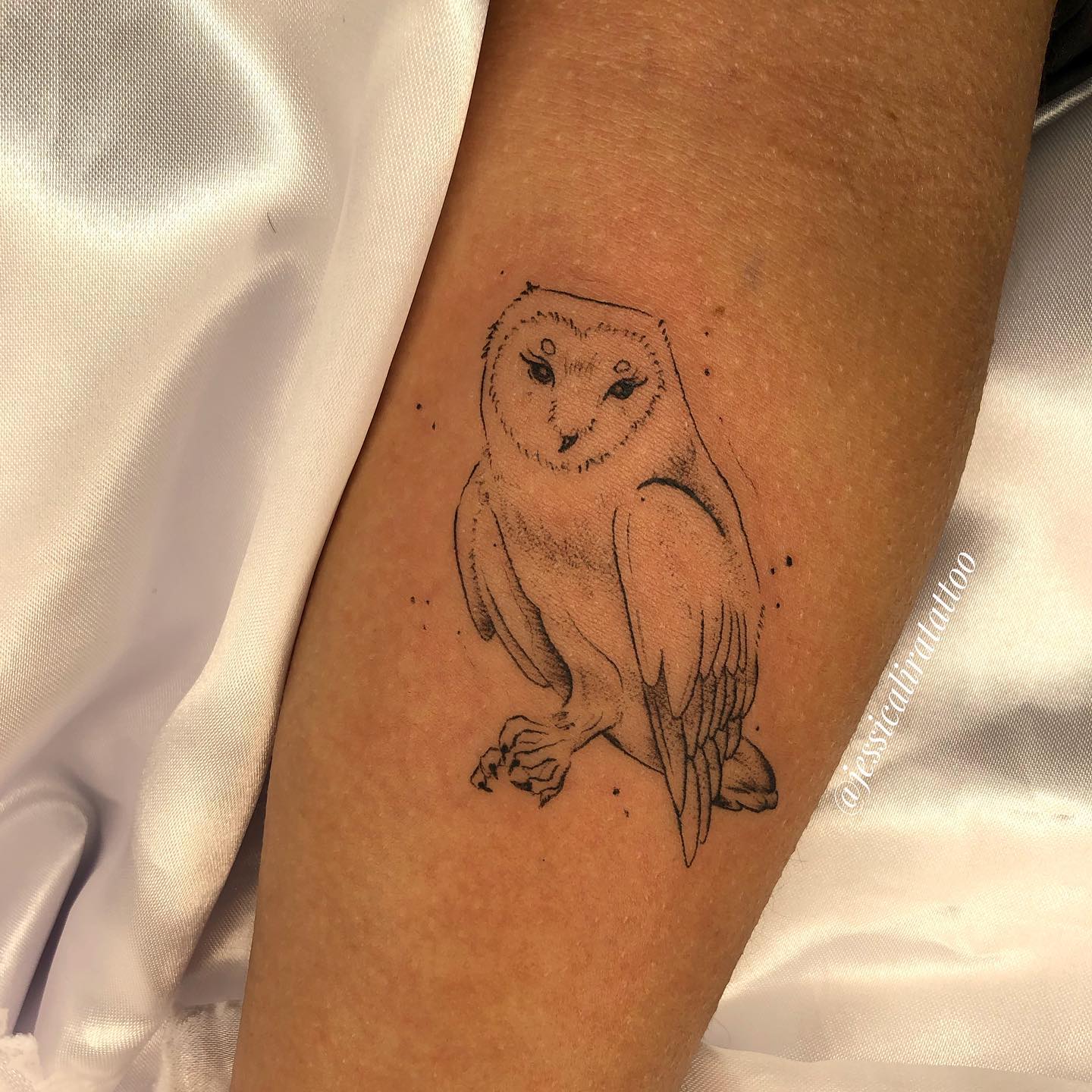 Tatuaje de búho con contorno negro