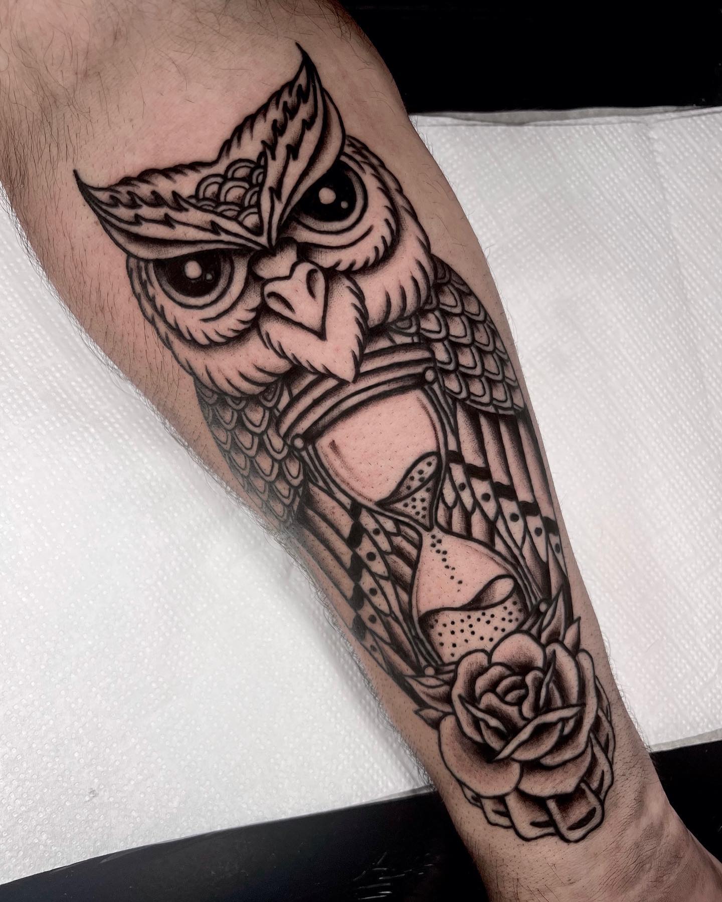 Tatuaje de búho de contorno de caricatura
