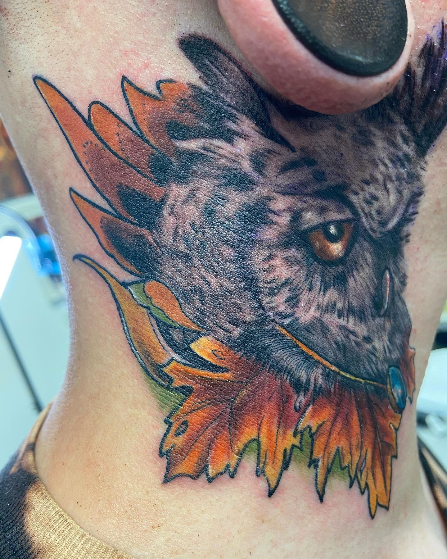 Tatuaje de búho en el cuello