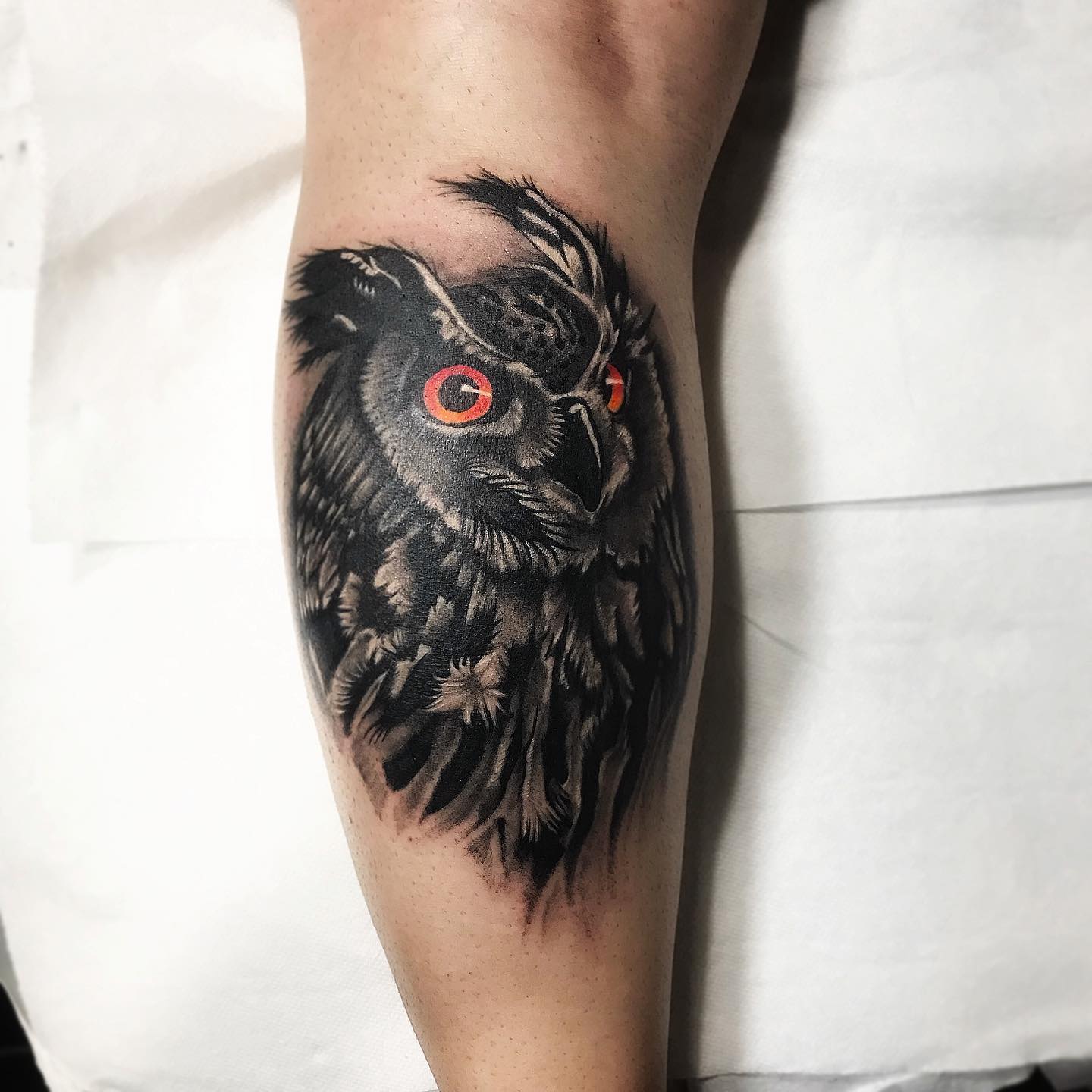 Tatuaje de búho en la pierna