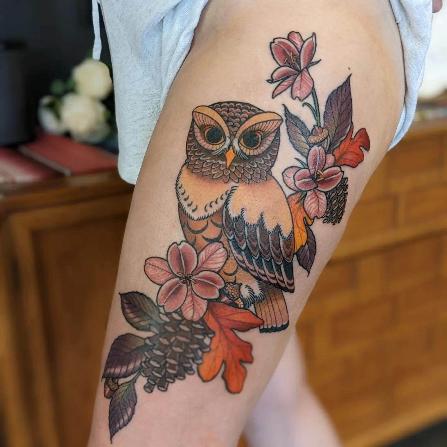 Tatuaje de búho en la pierna