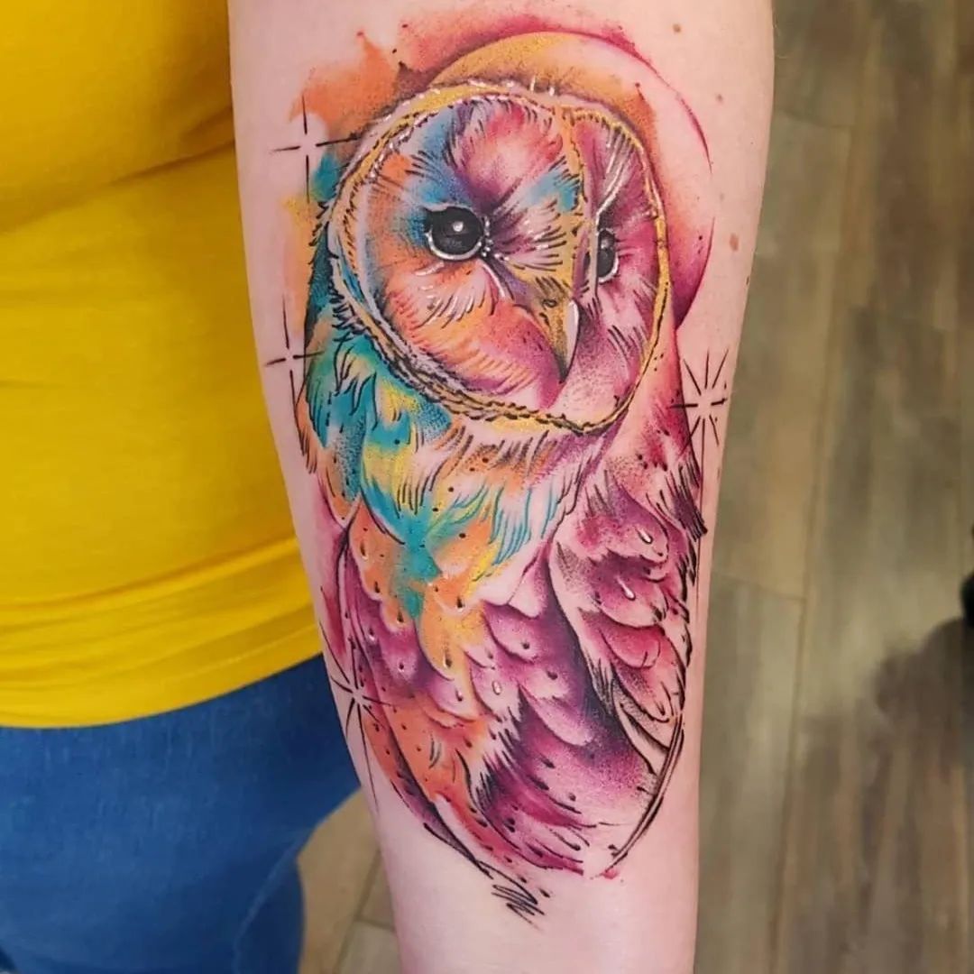 Tatuaje de búho rosa