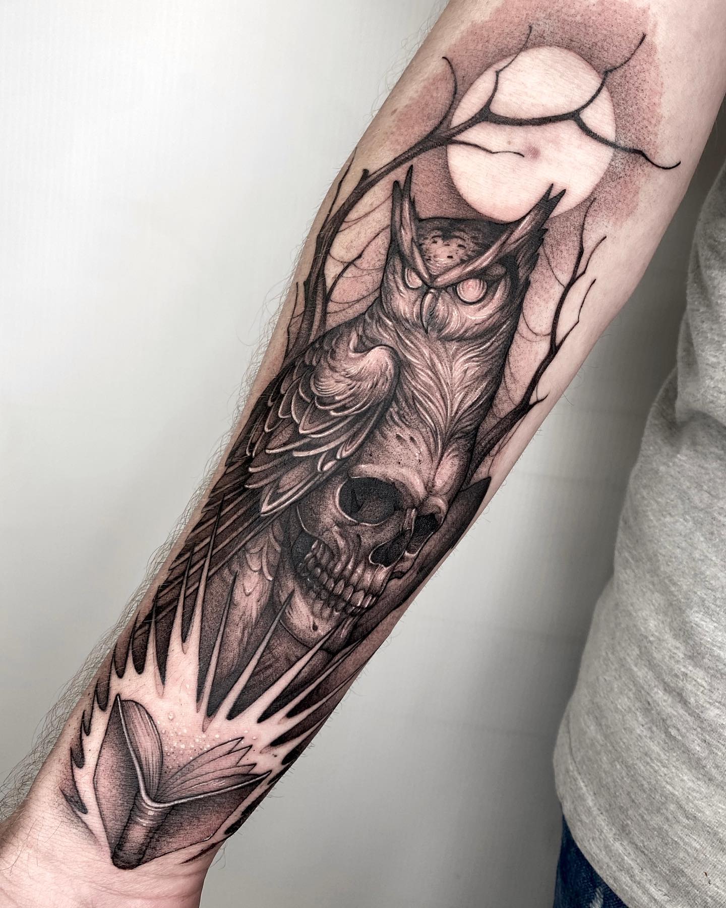 Tatuaje de búho y cráneo.